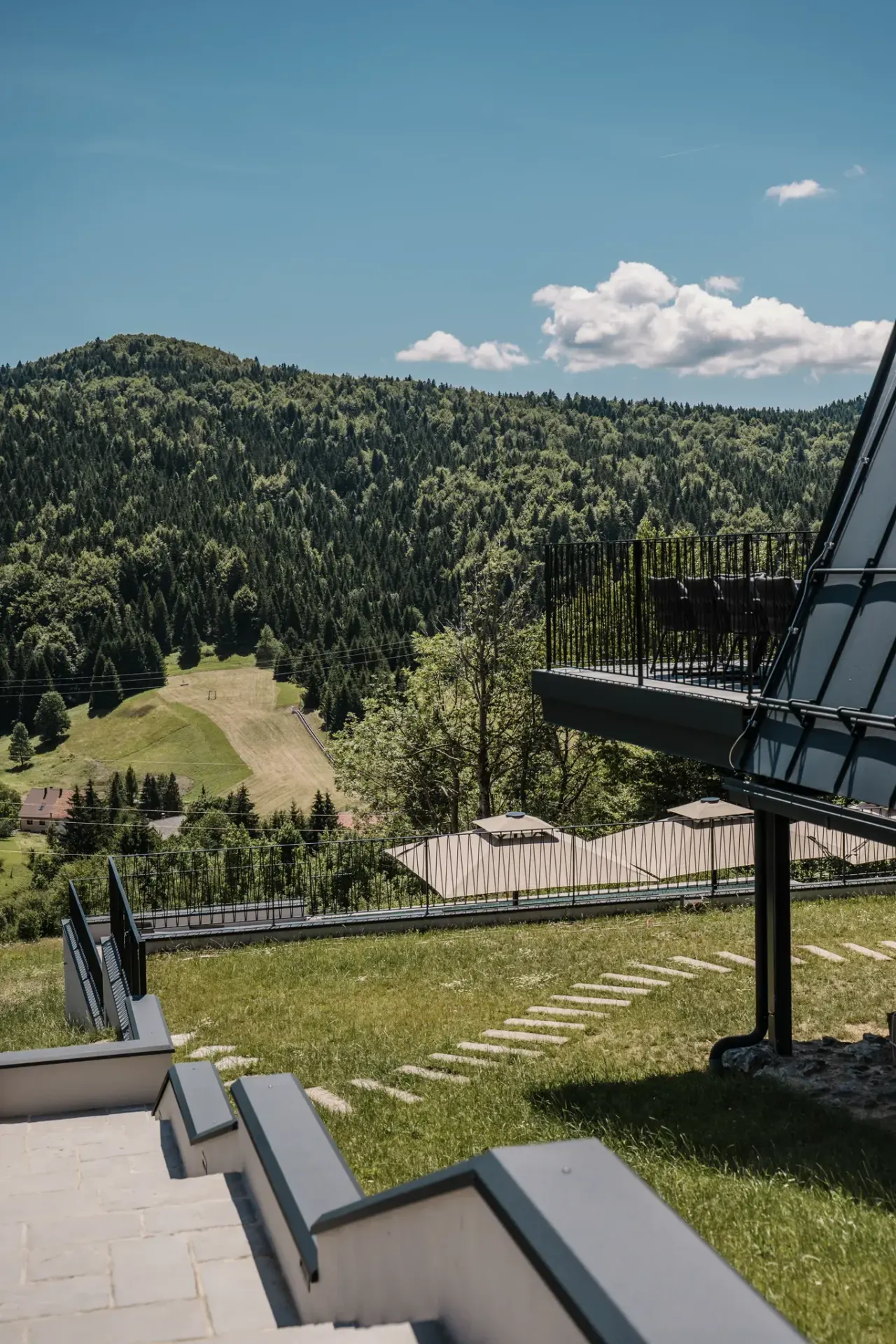 Otvorena padina i livada koje se spuštaju prema dolini Gorskog kotara
