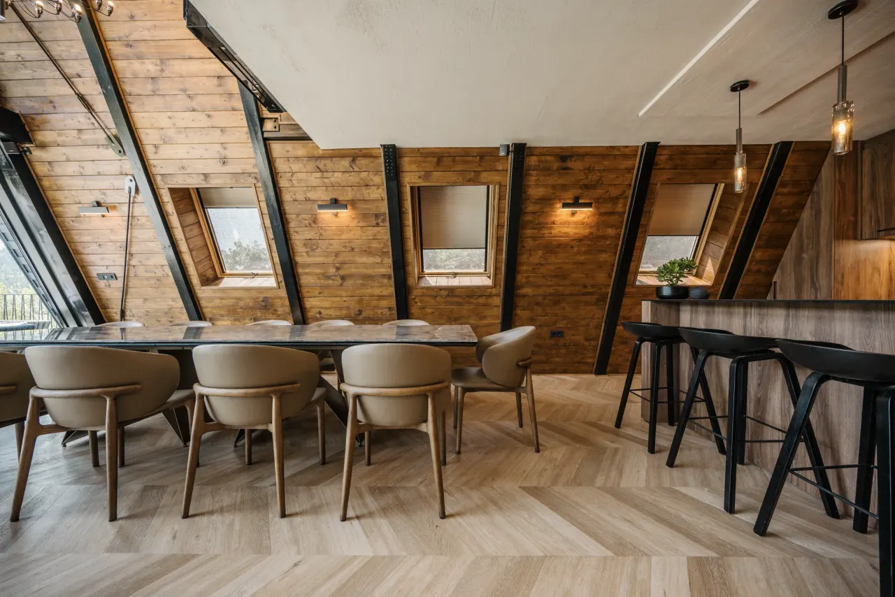 Glavni blagovaonski stol pod kosim stropom A-frame krova